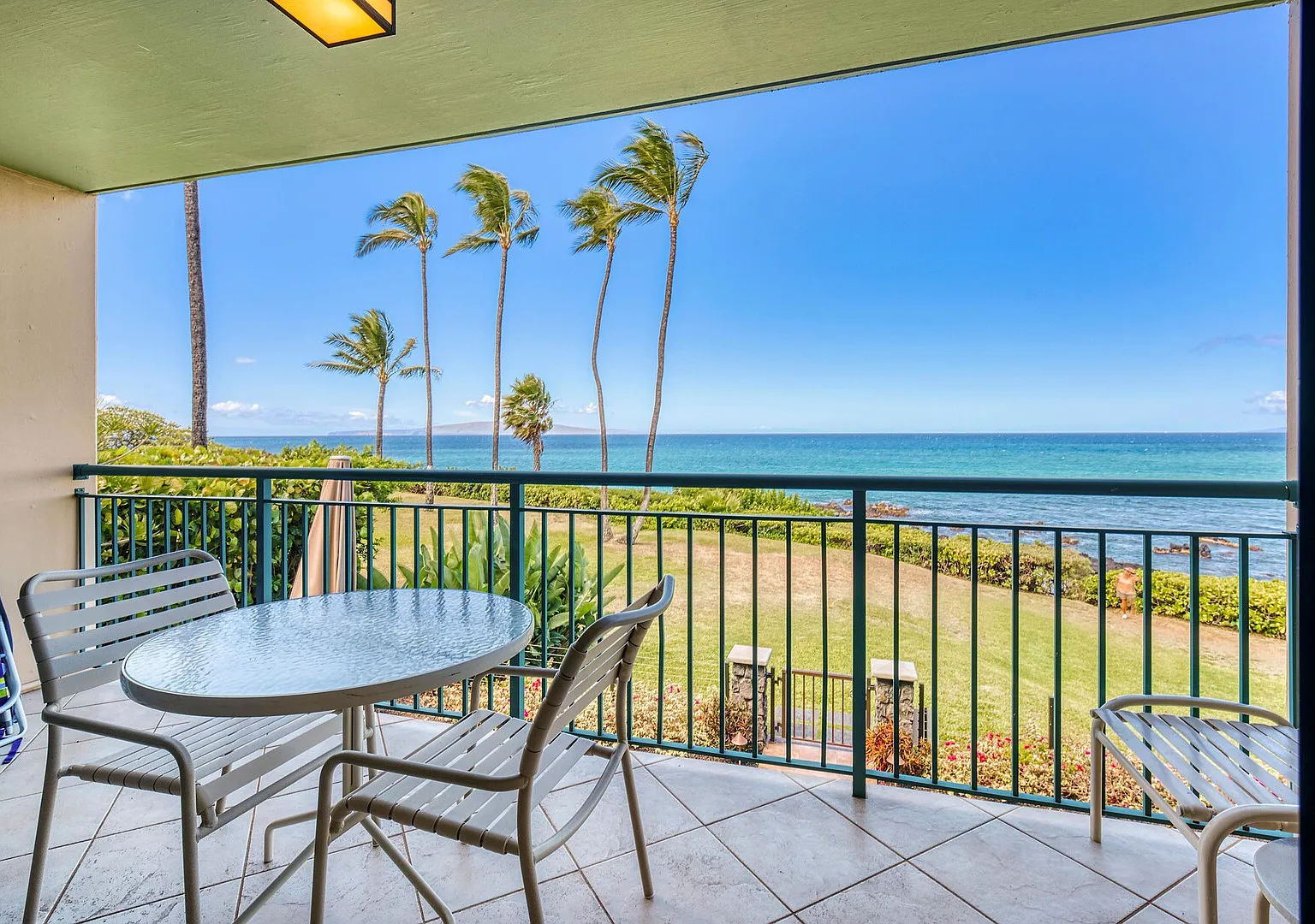 Punahoa Beach 201 - Direct Ocean Front, Beautiful Renovation, Split — Photo 1