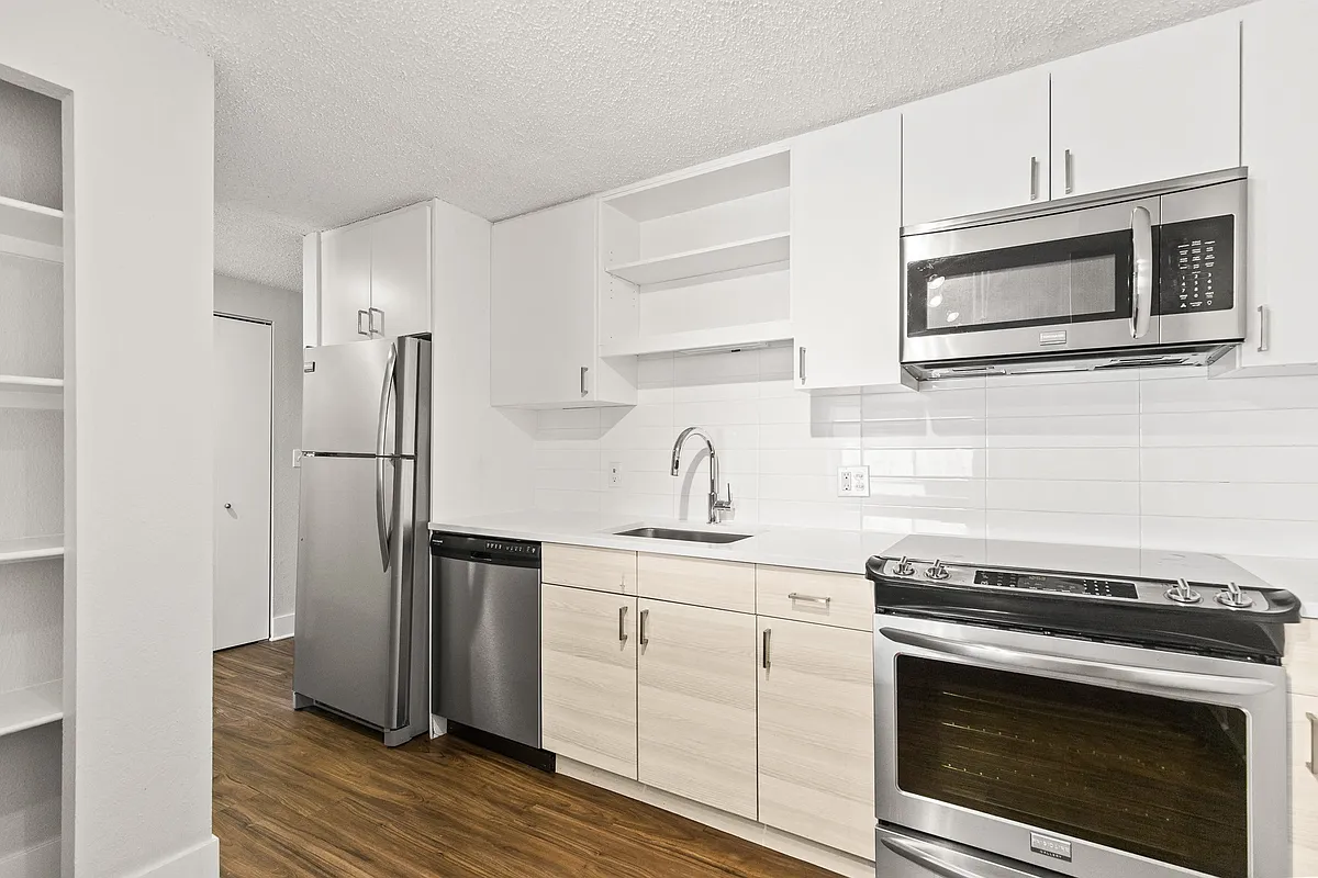 Building Photo - 2121 Canyon