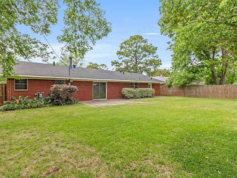 2051 Lovers Ln — Photo 18