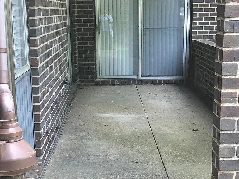 29 Stonehenge Cir #1 — Photo 2