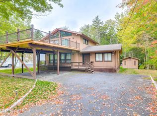 353 Scotch Pine Dr, Pocono Summit, PA 18346