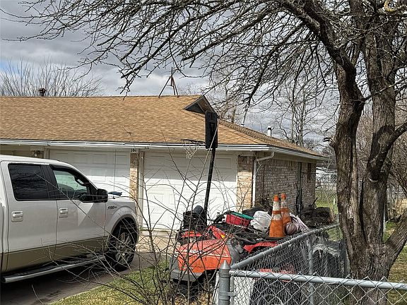 3rd image of 106 N 7th St E