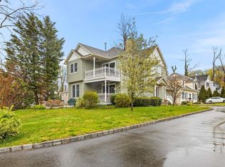 13 Bay St, Bayville, NY 11709