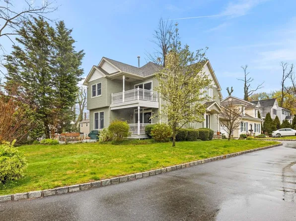 13 Bay Street, Bayville, NY 11709