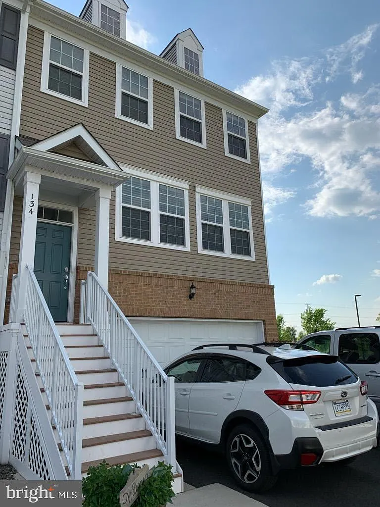 3 bed, 2.5 bath, 2231 sqft, $3,500 — Photo 3