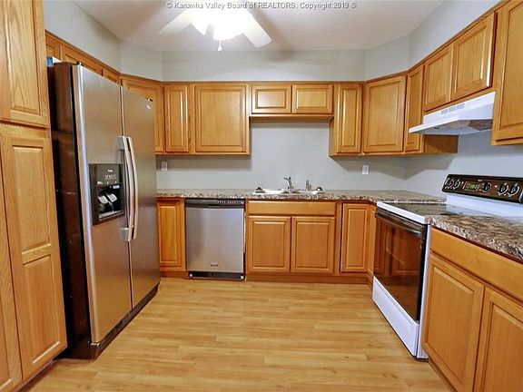 5th image of 745 Gordon Dr