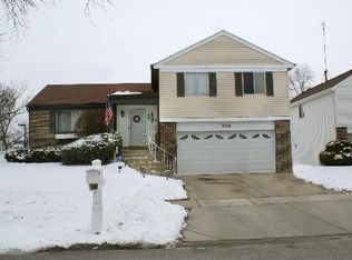 300 Almond Ct, Vernon Hills, IL