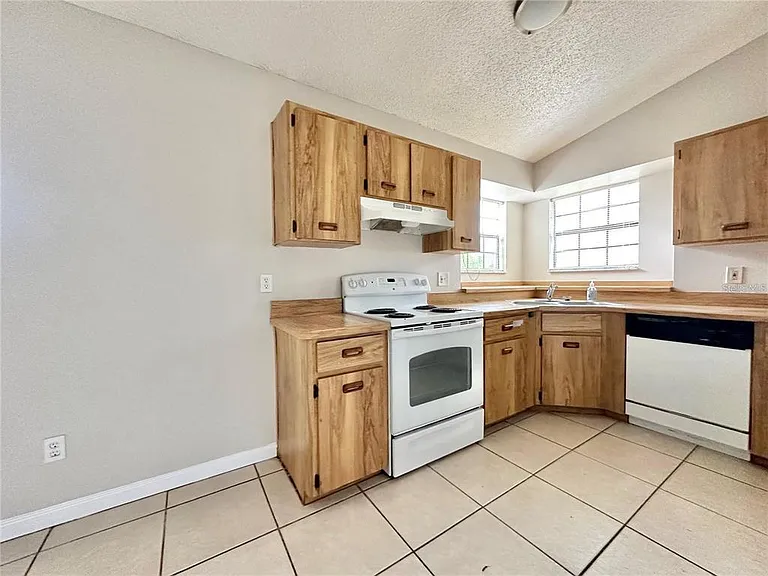 896 Mentmore Cir — Photo 5