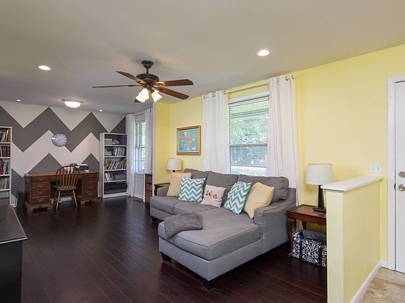4th image of 1510 Cameron Ct