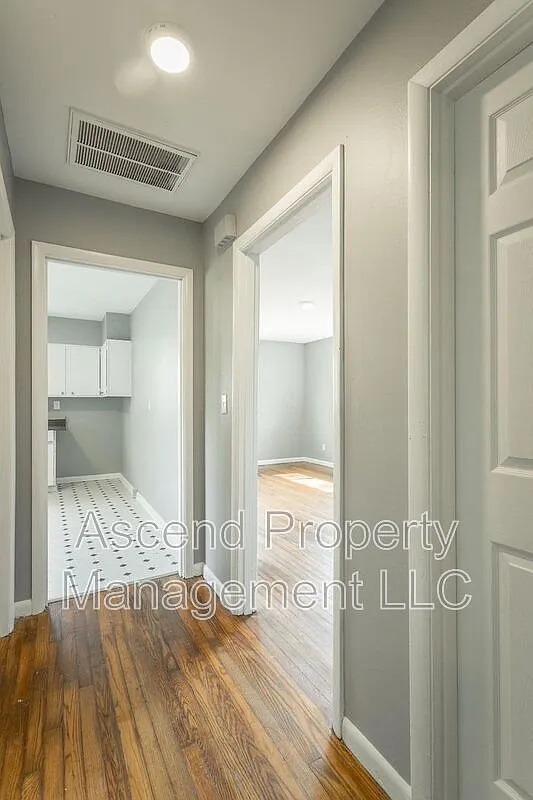 2 bed, 1.0 bath, $1,075 — Photo 4