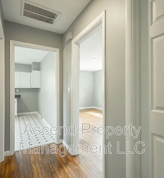 1113 Jarvis Ave — Photo 4