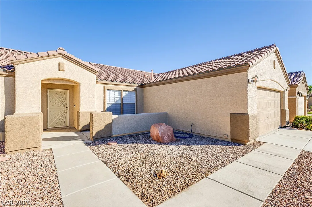 3 bed, 2.0 bath, 1725 sqft, $2,300 — Photo 4