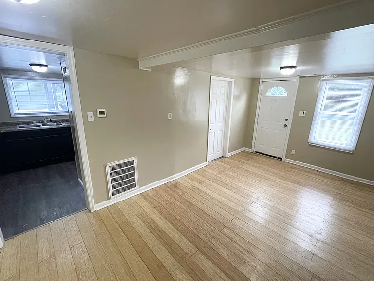 3228 S State Ave — Photo 4