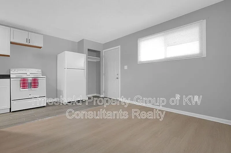 Building Photo - 180 N Sylvan Ave #H