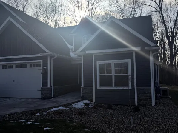 1170 Lochaven Cir #8B, Hillsdale, MI 49242