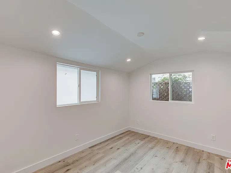 11918 Rochester Ave — Photo 18