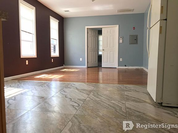 4th image of 364 Schley St