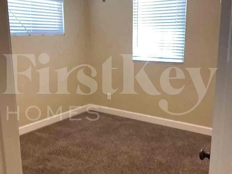 2204 W Nicolet Ave — Photo 6