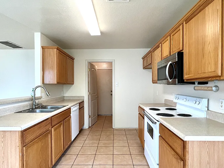 12913 Thomas Jefferson St — Photo 11