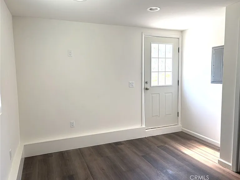 5610 Riverton Ave — Photo 7