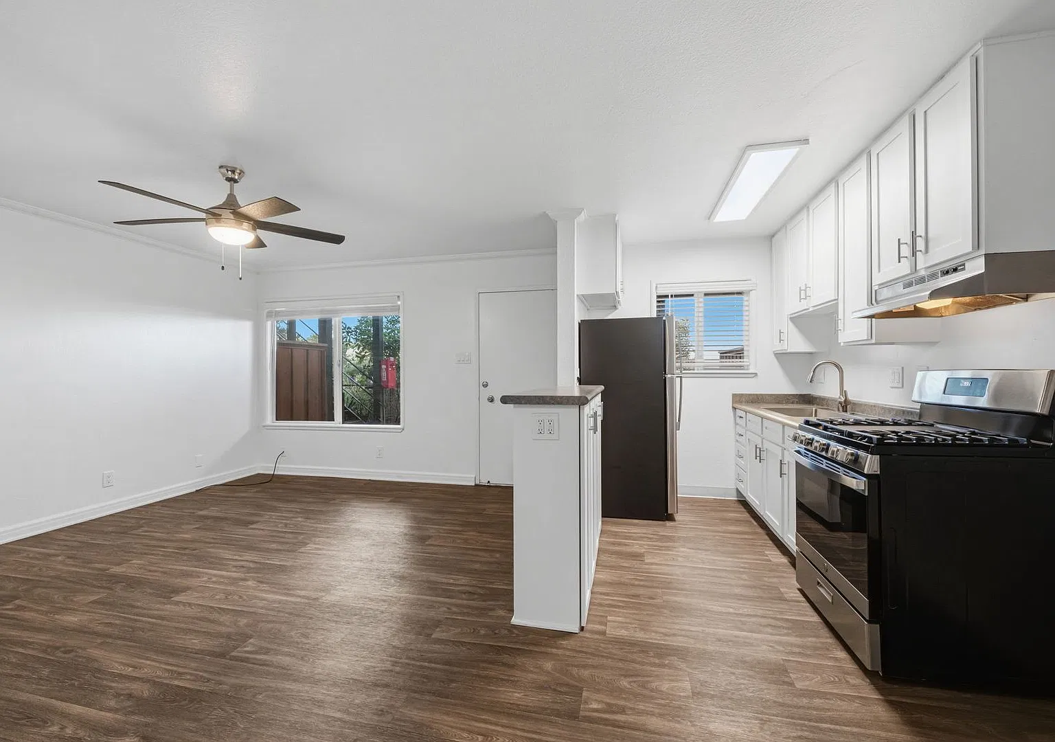 Bright 1BR/1BA Near Civic Center SMART Station in North San Rafael — Photo 1