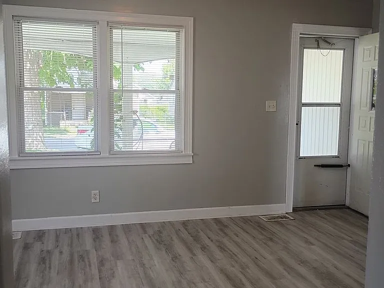 2815 & 2815 1/2 S Pershing Dr (Wynn Funds LLC) — Photo 11