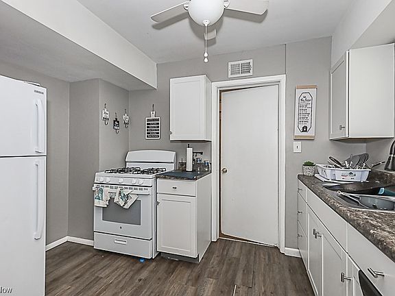 3rd image of 28161 Tremaine Dr