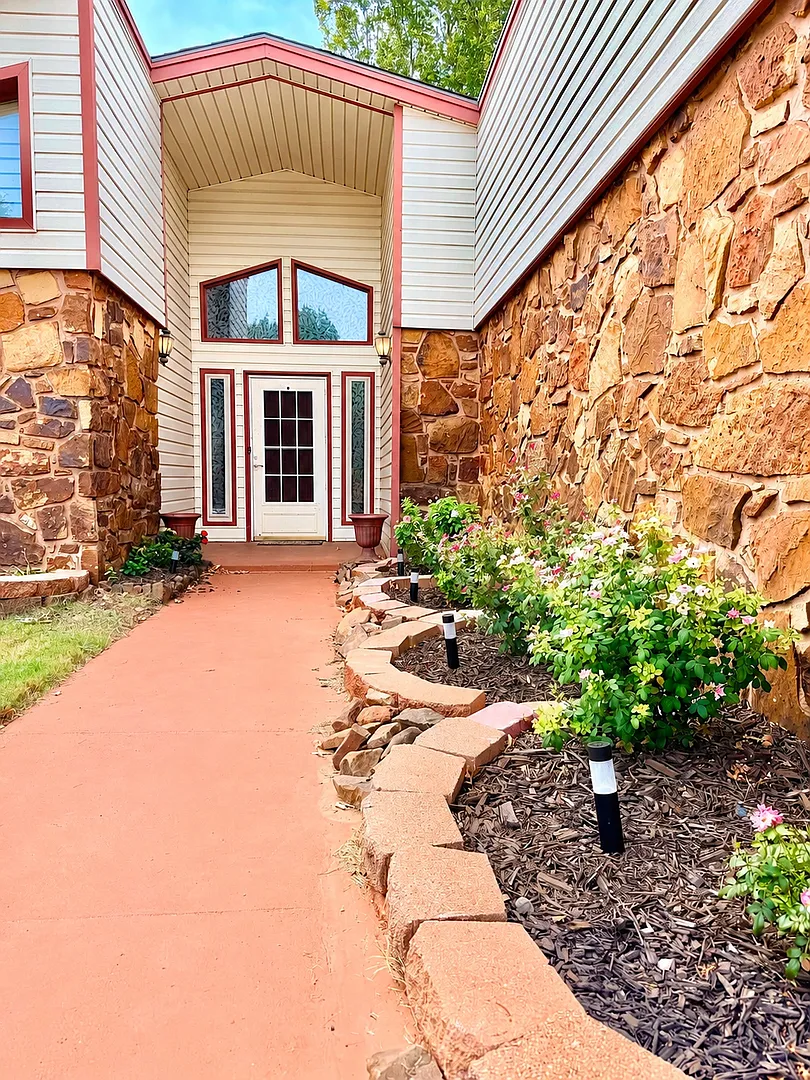 Cute! Updated 3 Bed 2 Bath in Putnam City Schools — Photo 3
