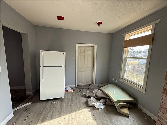 5th image of 739 Kiowa St