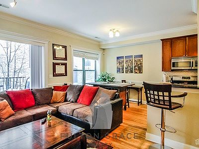 2nd image of 625 W Arlington Pl APT 1S