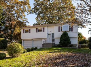 7 Sun Ct, Brentwood, NY 11717