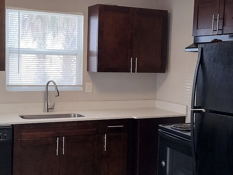 701 E Hanlon St — Photo 3