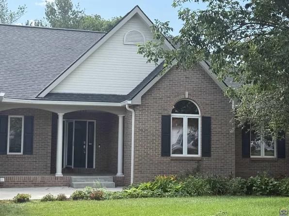 909 Overhill Rd, Manhattan, KS 66503