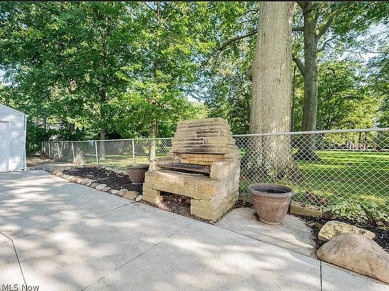 335 Inwood Blvd — Photo 22