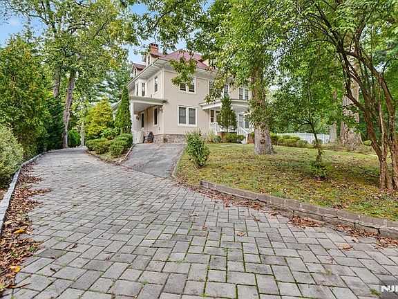 3rd image of 285 Maple St