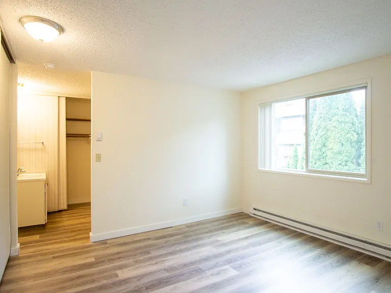 Free Rent Special: Spacious Top Flr 2bdr Flat, W/D Hk-Up, D/W, Tons Of Storage, Balcony! — Photo 15