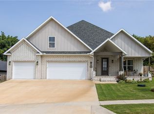 324 Mill Park Ln, Springdale, AR 72762