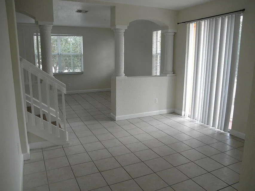 4 bed, 3.5 bath, 1988 sqft, $2,500 — Photo 2