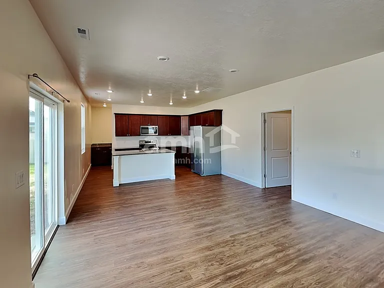2054 E Silverado Ln — Photo 5