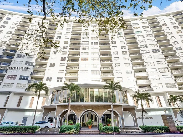 6039 Collins Ave #407 — Photo 42