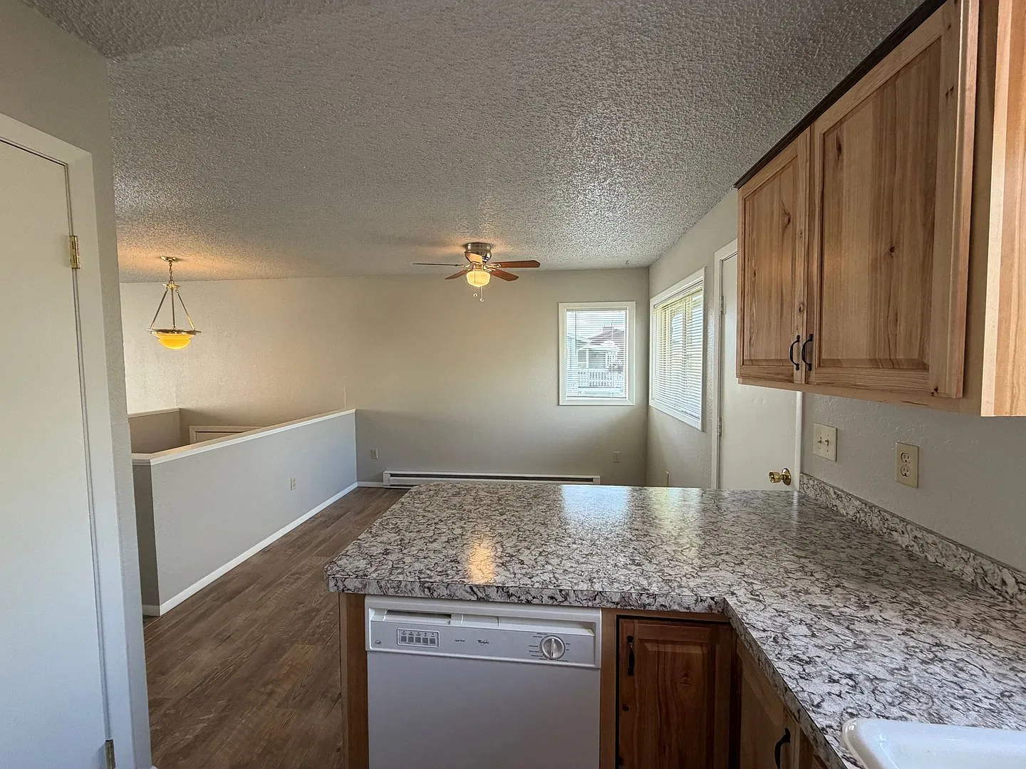 3 bed 1.5 bath ample parking! — Photo 3