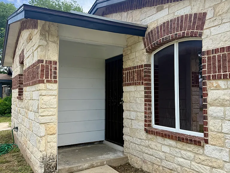 554 Park Village Dr — Photo 2
