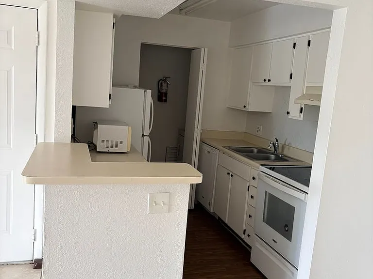 2855 Winkler Ave #120 — Photo 3