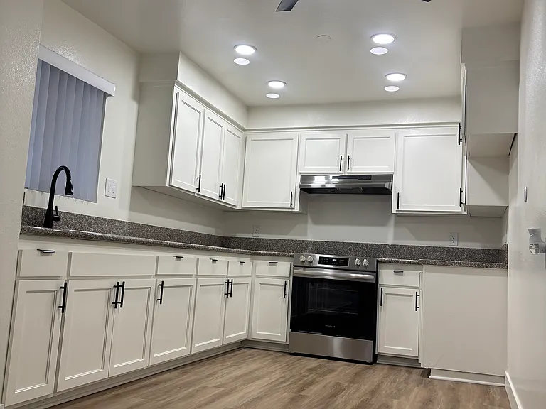 PARK ROYAL MANOR — Photo 15