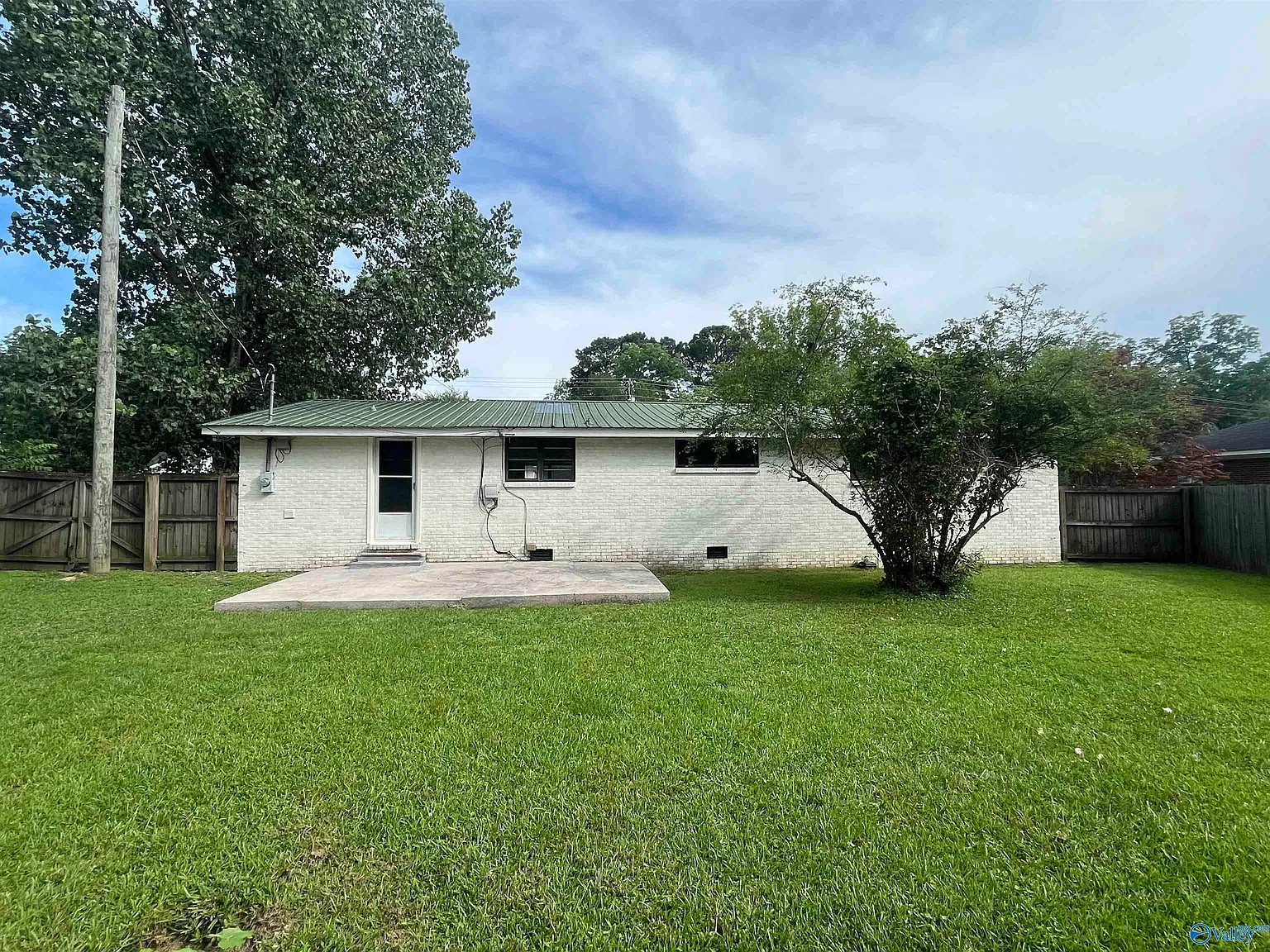 3 bed, 2.0 bath, 1495 sqft, $1,300 — Photo 2