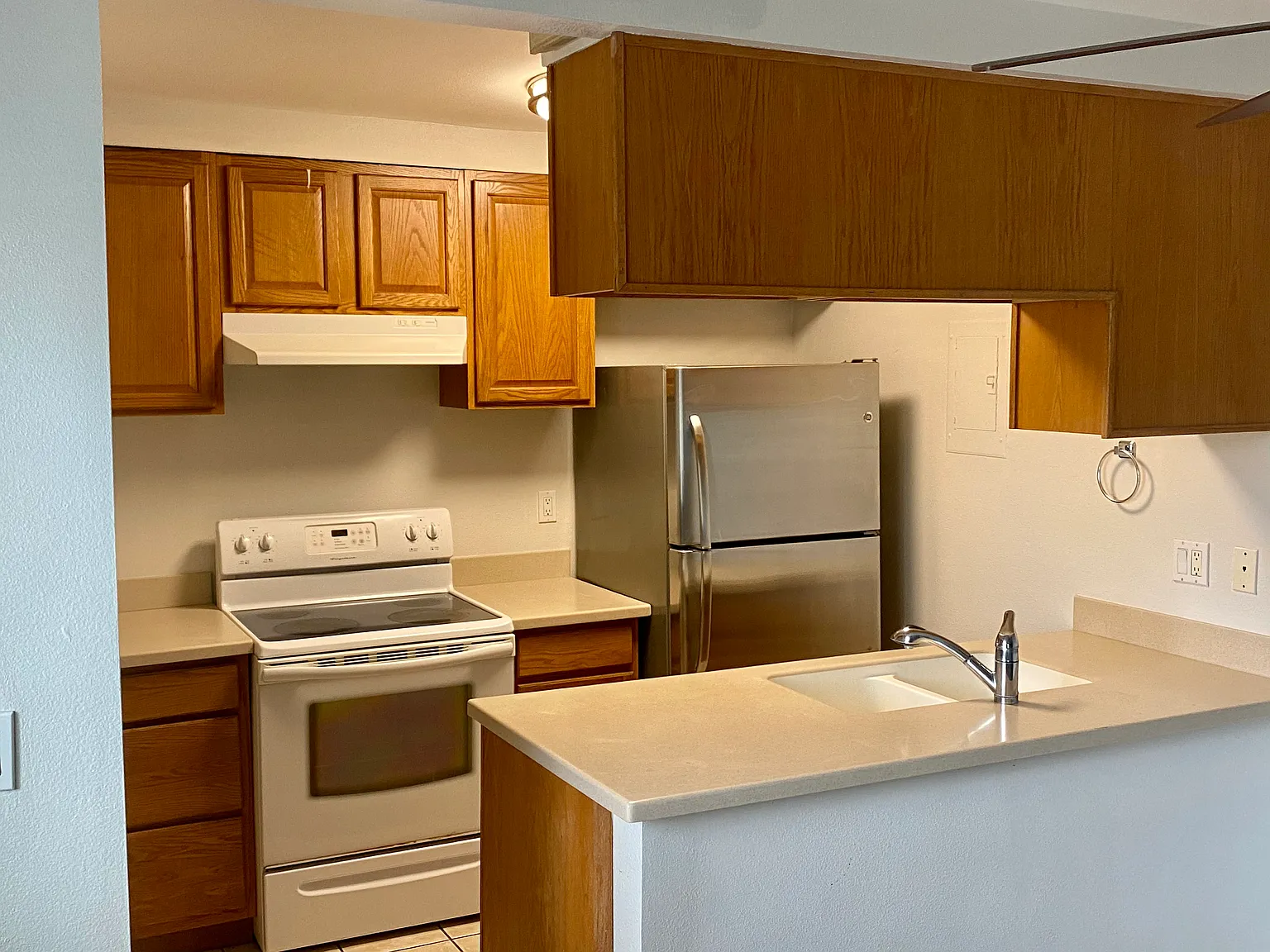 2 bed, 806 sqft, $2,400 — Photo 2