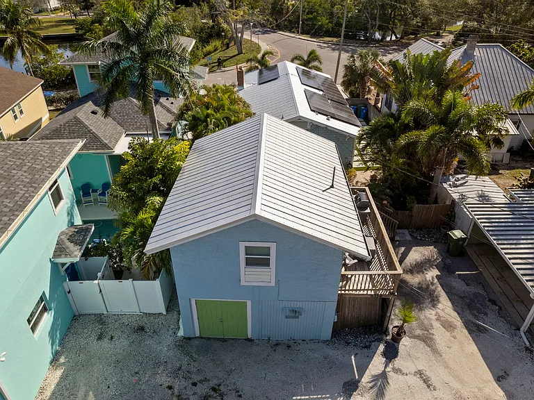 This photo is to give perspective on the property. The back house is NOT included in this listing. It is a separate rental property with its own private parking & entrance from the alley.
