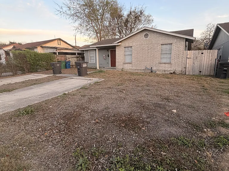 808 W Olmos Dr — Photo 3