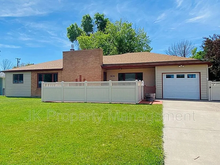 806 Forest Ave — Photo 1