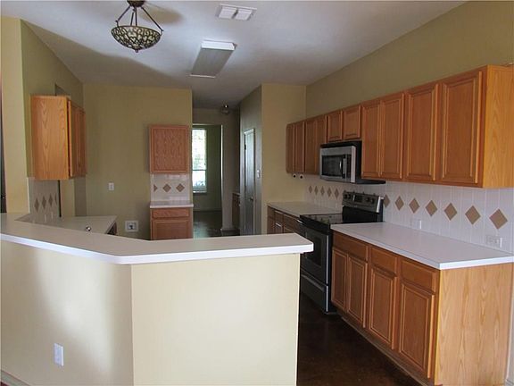 4th image of 305 Newport Dr